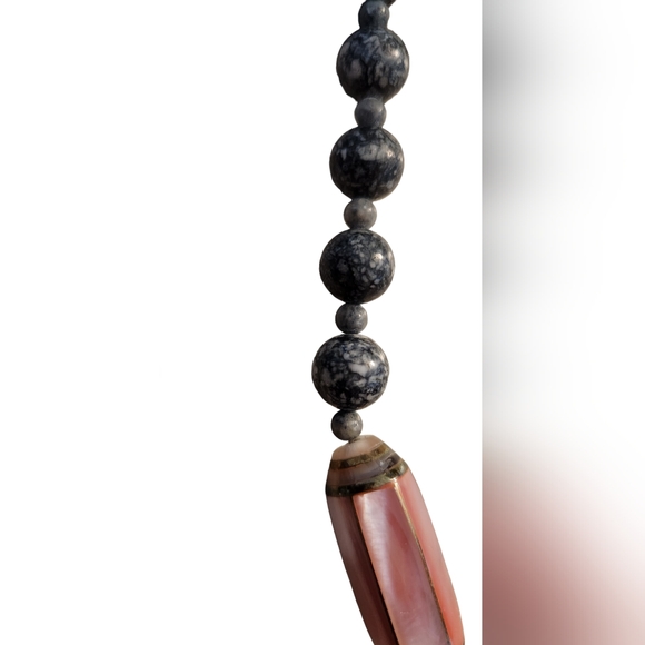 Black and Grey Jasper Beads with Dyed Pink Mother Of Pearl Necklace EUC Vintage - Picture 5 of 6